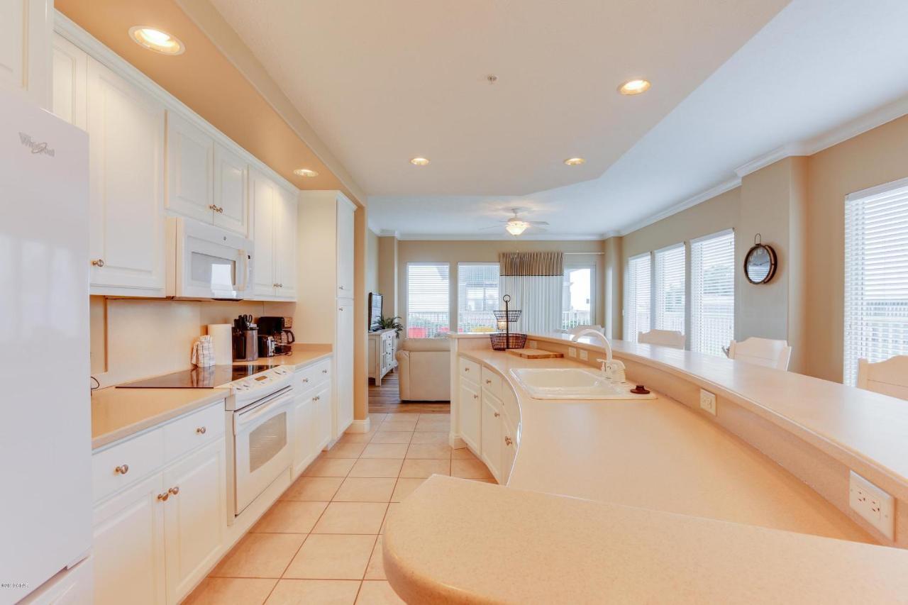 Comfortable Modern With Amazing Ocean View From 750 Sqft Balcony - Unit 0107 *