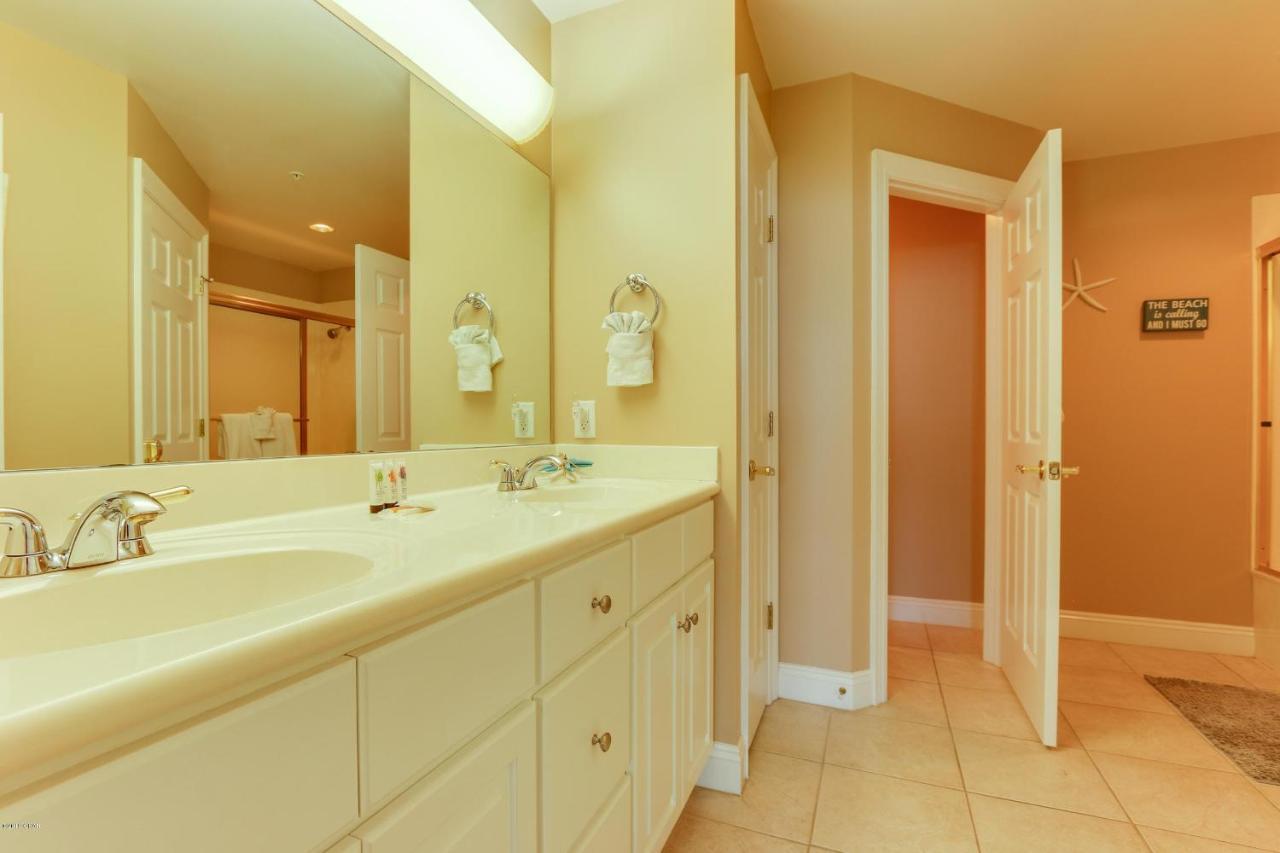 Apartment Comfortable Modern With Amazing Ocean View From 750 Sqft Balcony - Unit 0107 *