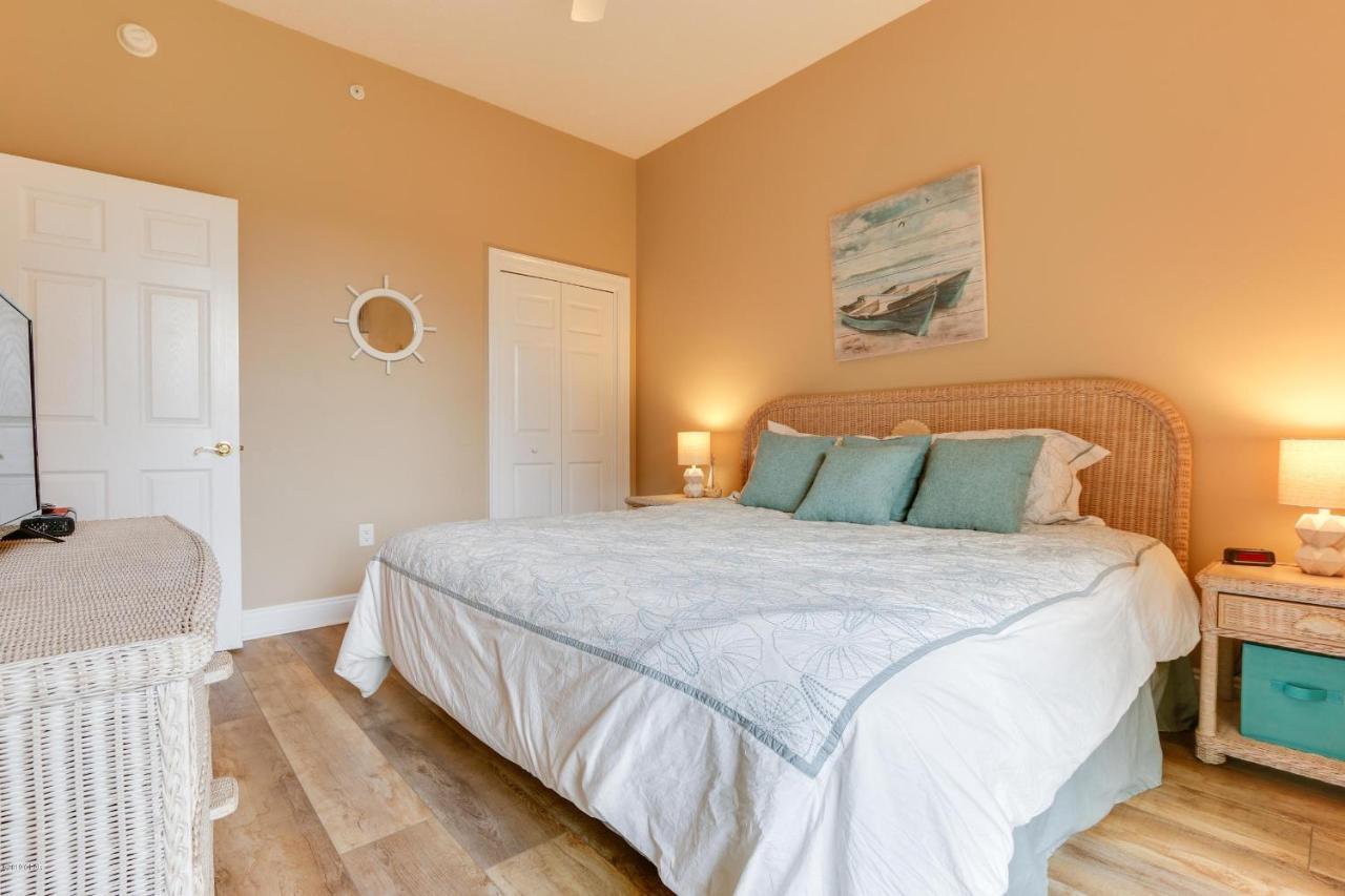 Comfortable Modern With Amazing Ocean View From 750 Sqft Balcony - Unit 0107 Apartment